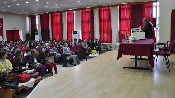 Manisa Celal Bayar Üniversitesi Öğretim Üyesi Prof. Dr. Mehmet ÇELİK tarafından İlçemizdeki öğrencilerimize ( Çanakkale ve Gençlik) konulu Konferans verildi.