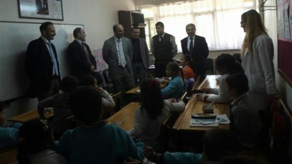 İlçemizde Eğitim Gören Suriyeli Öğrencileri Sınıflarında Ziyaret Edildi ve Aşure Dağıtımı Yapıldı.