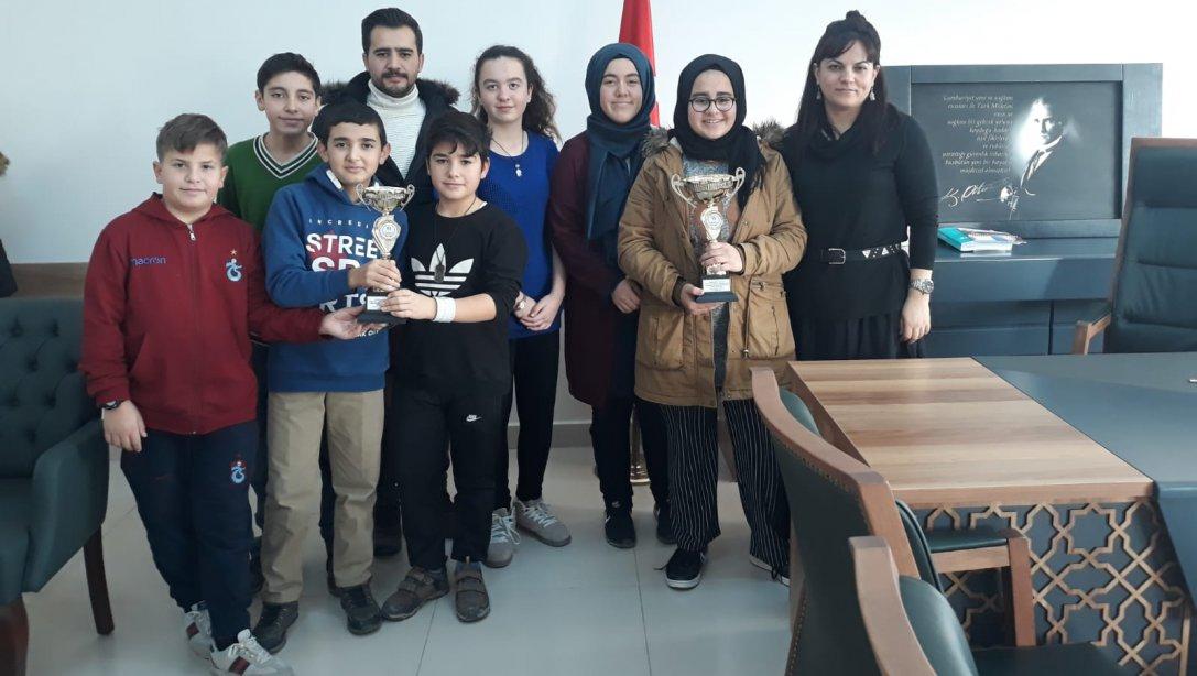 Marmaraereğlisi Anadolu İmam Hatip Lisesi Öğrencileri Dart Turnuvasında İl Birinciliği ve İl Üçüncülüğü Derecelerini elde ettiler.